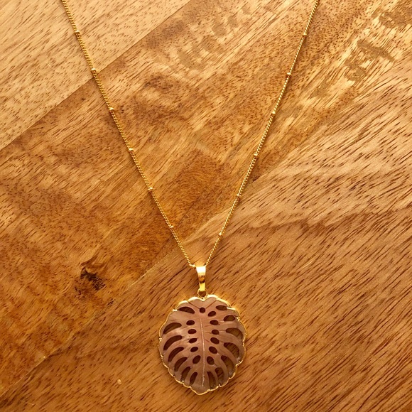 🍂Carved Leaf Shell Necklace🍂 - Picture 4 of 8